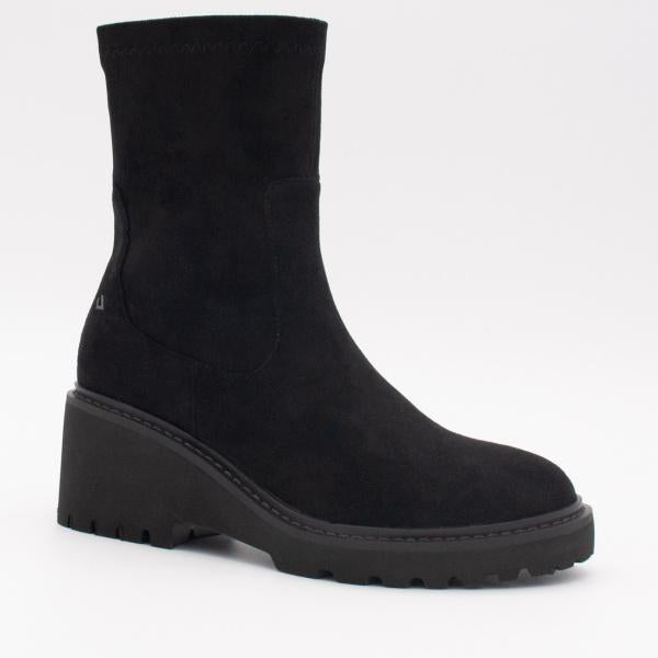 Una Healy Travelin Soldier